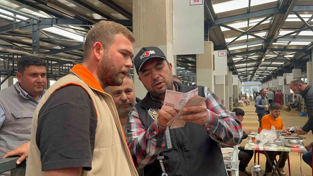 Kurban pazarında polisler de pazarlığa dahil oldu