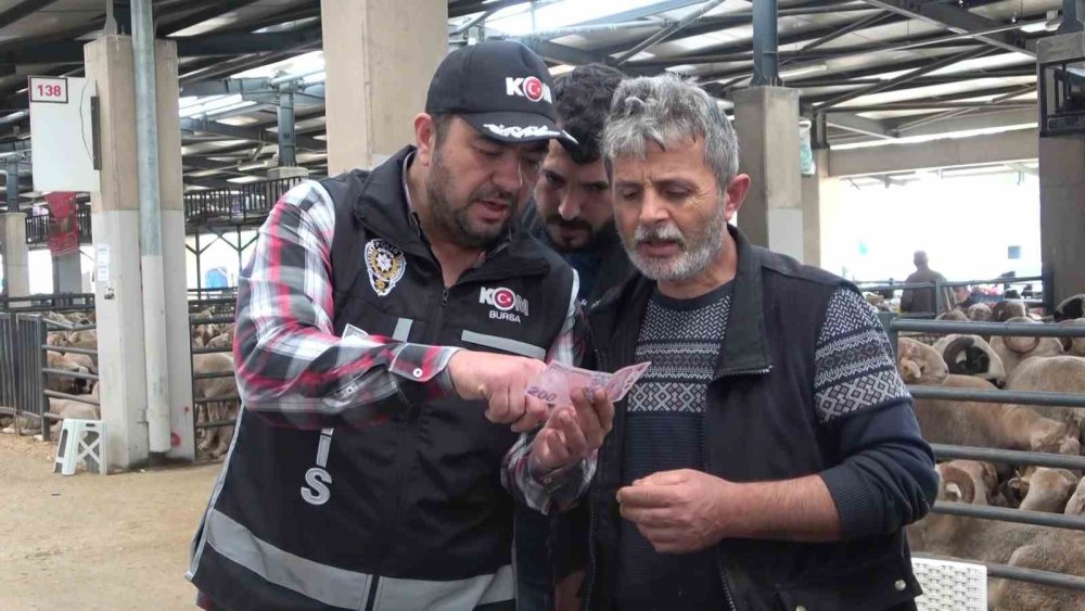 Kurban pazarında polisler de pazarlığa dahil oldu