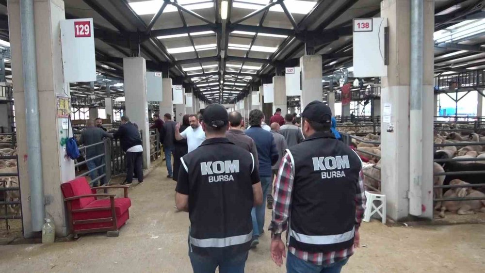 Kurban pazarında polisler de pazarlığa dahil oldu