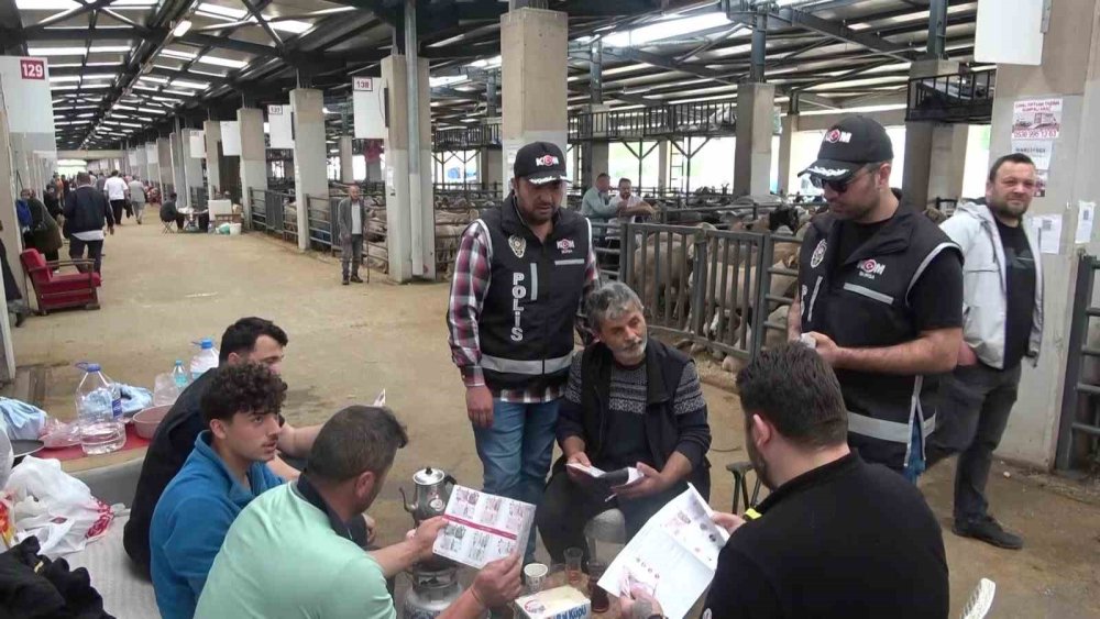 Kurban pazarında polisler de pazarlığa dahil oldu