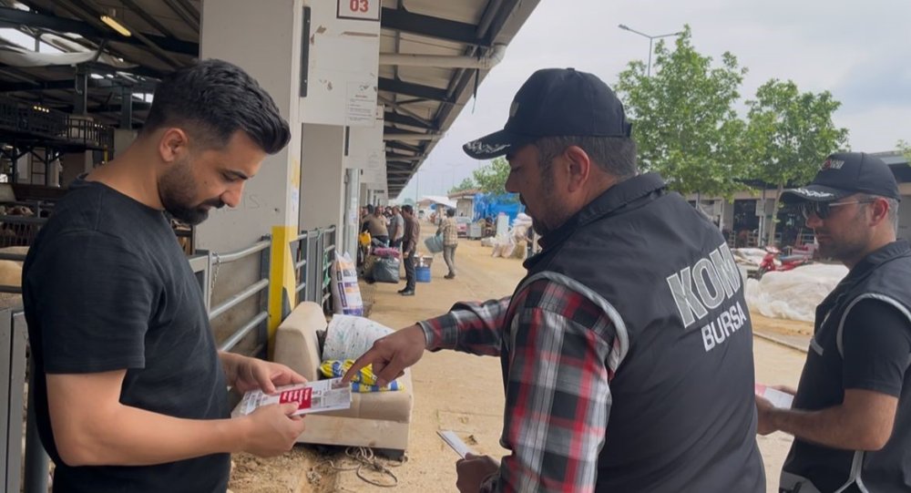 Kurban pazarında polisler de pazarlığa dahil oldu
