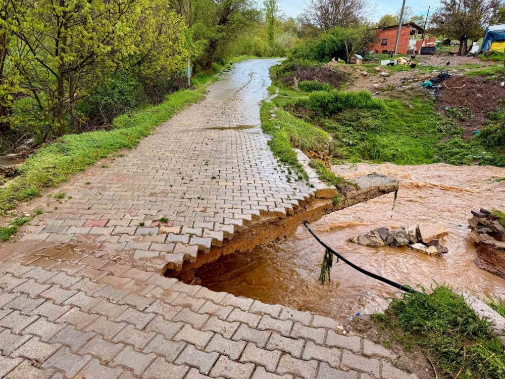Sel köprüyü söküyordu! Bayat'ta yerin altı üstüne geldi
