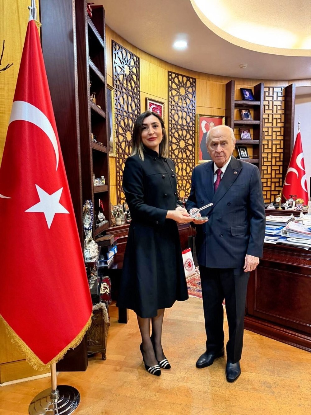 Bahçeli'ye camdan hediye