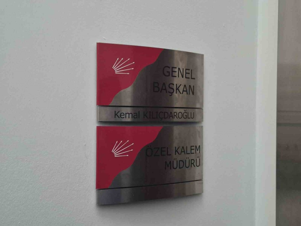 CHP Genel Merkezi'nde Fotoğraf Trafiği: Kılıçdaroğlu Döndü, Özel Siyah Beyaz Oldu
