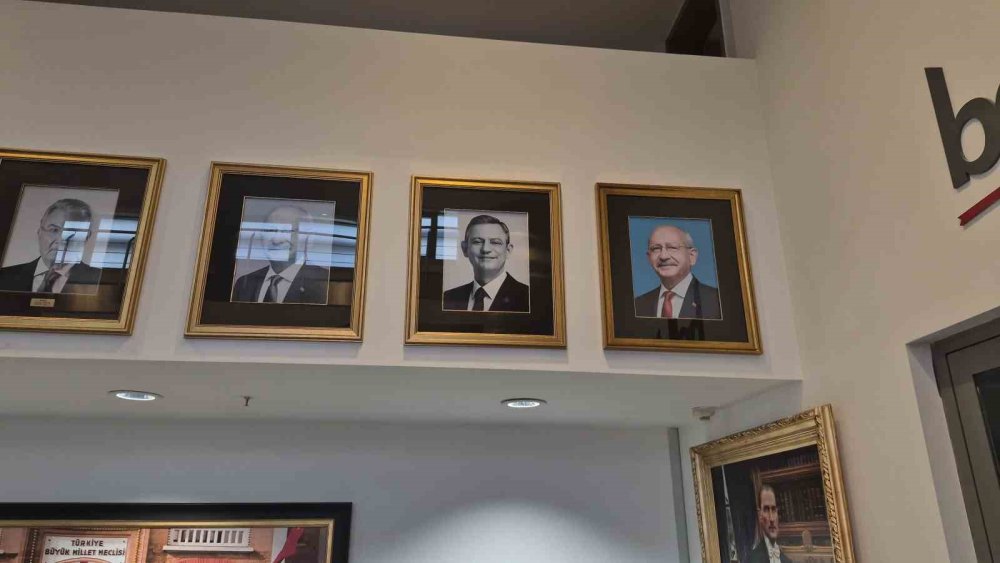 CHP Genel Merkezi'nde Fotoğraf Trafiği: Kılıçdaroğlu Döndü, Özel Siyah Beyaz Oldu