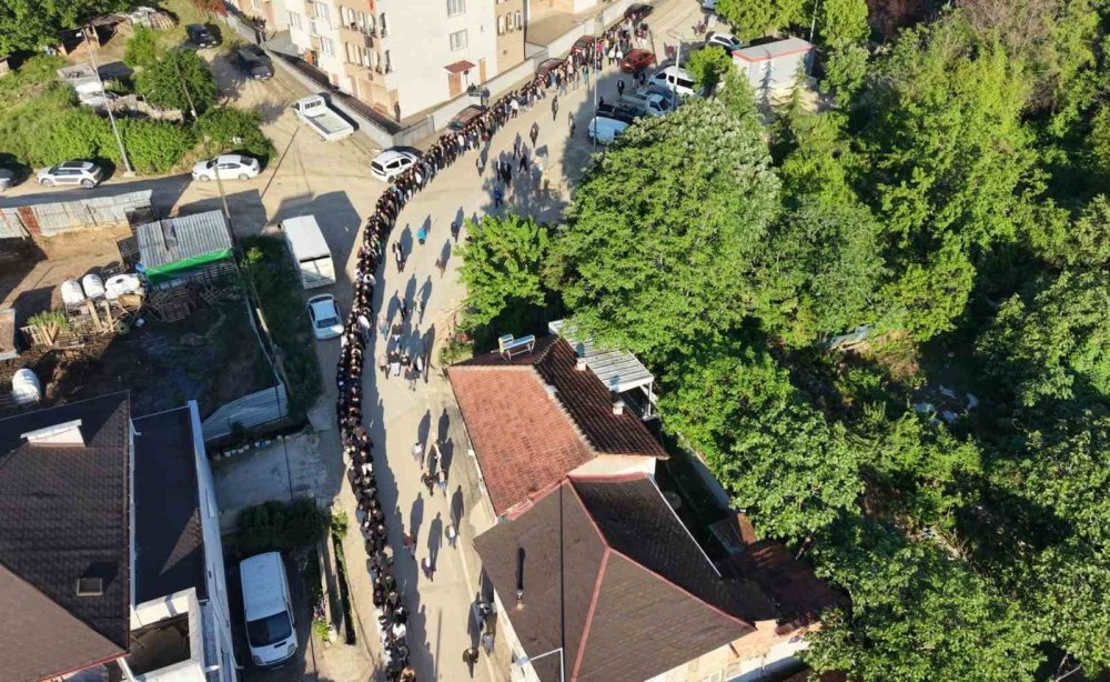 60 yıldır süren gelenek: Bayramlaşmada 1 kilometrelik kuyruk oluştu
