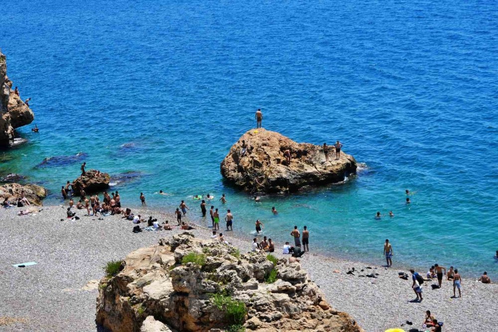 Bayramın ilk gününde tatilciler Antalya sahillerine akın etti
