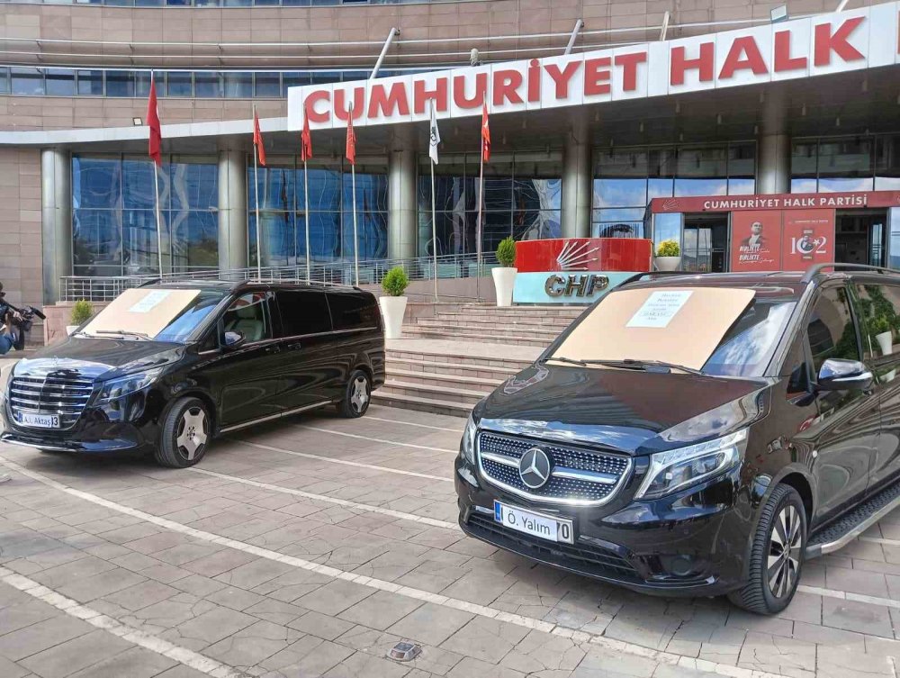 CHP Bahçesinde ‘Haram’ Sergisi: 2 Lüks Araç Satışa Çıktı!