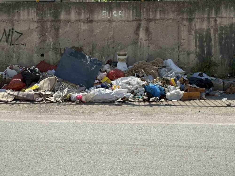 İzmir’de vatandaşların ’çöp’ isyanı: "Bari bayramda temizleyin"