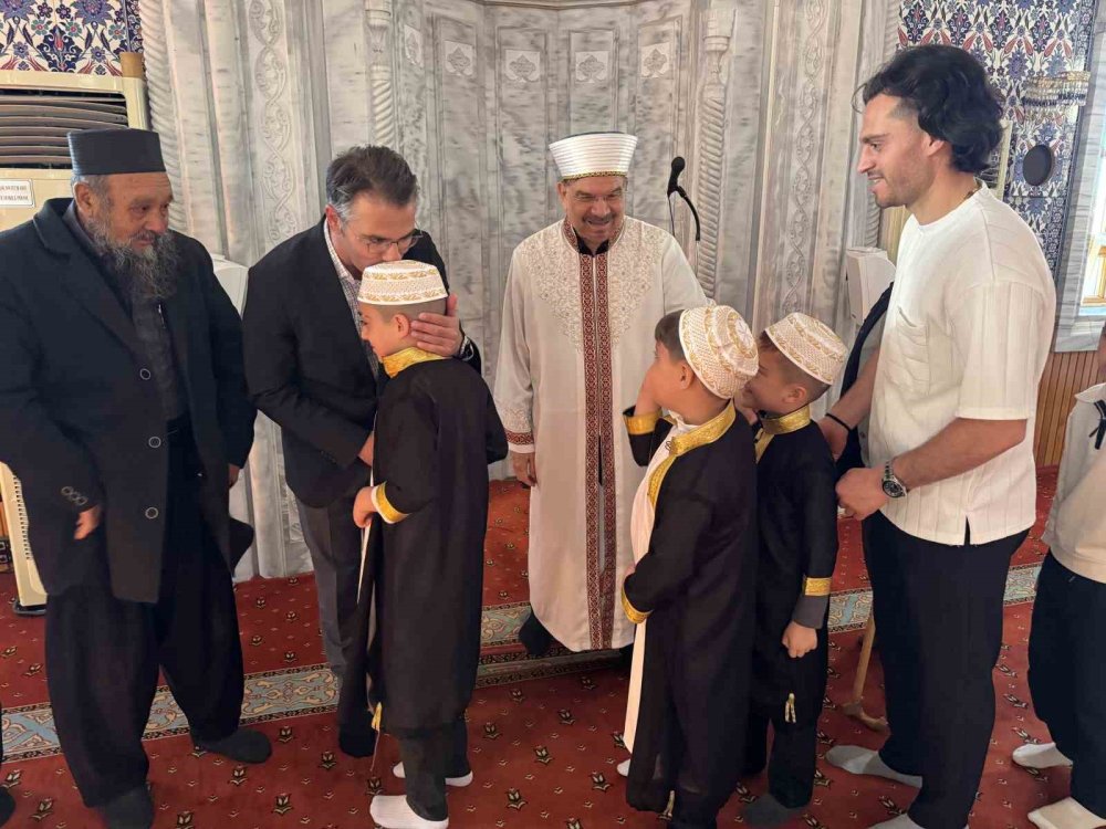 Konya'da Bayram Sabahı: Tarihi Camilerde Saf Tuttular!