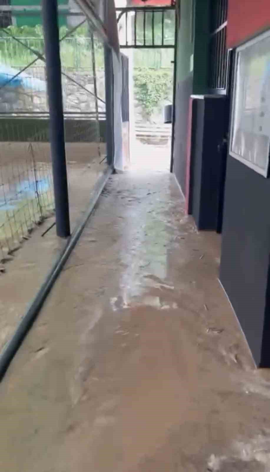 Sağanak arkasında göl bıraktı