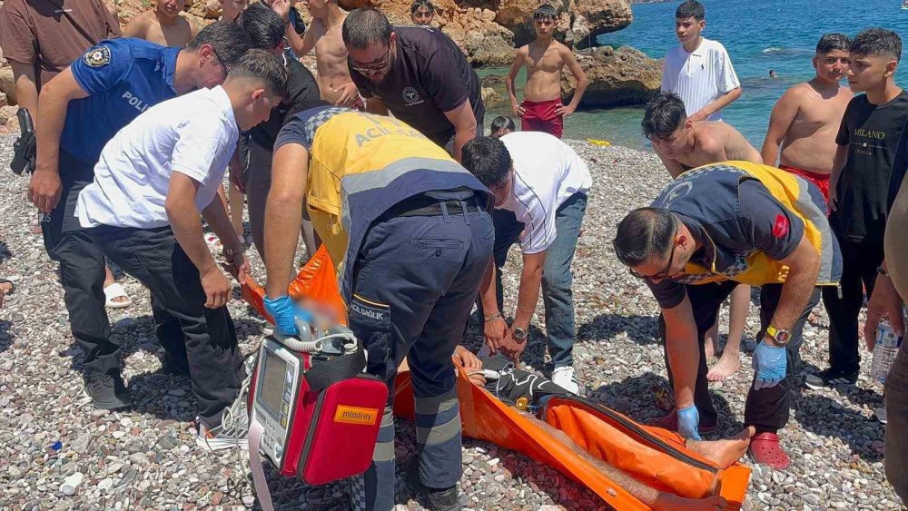 Yüzme bilmeyen arkadaşı için denize atladı