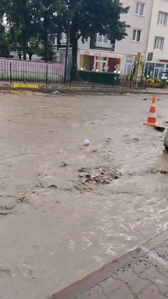 Ceviz Büyüklüğünde Dolu Yolları Kapladı, Evleri Su Bastı