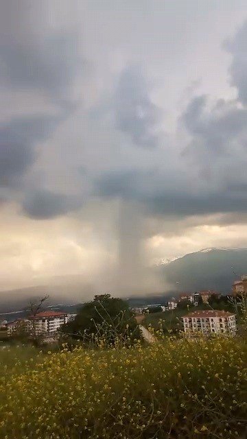 Ceviz Büyüklüğünde Dolu Yolları Kapladı, Evleri Su Bastı