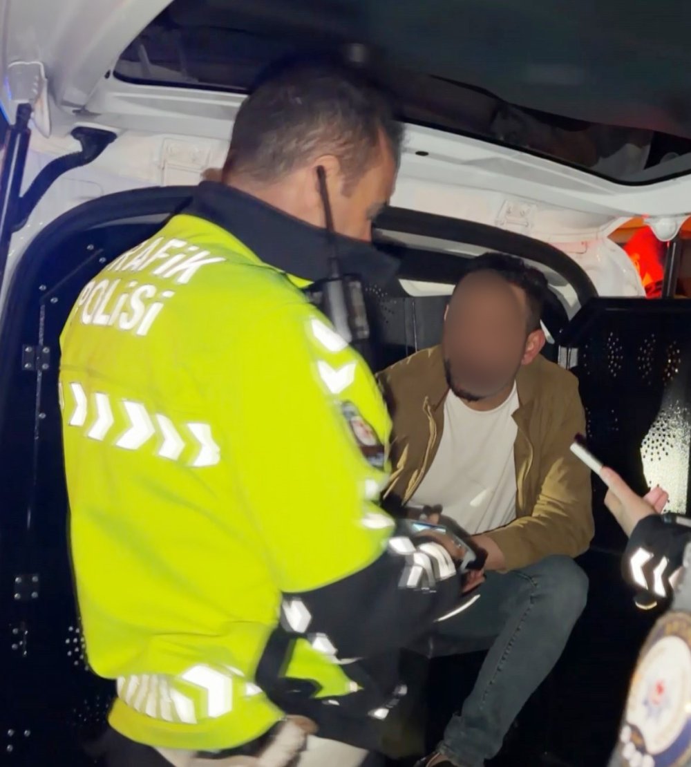 Aksaray'da 2.30 Promil Alkollü Sürücü Park Halindeki Araca Çarptı