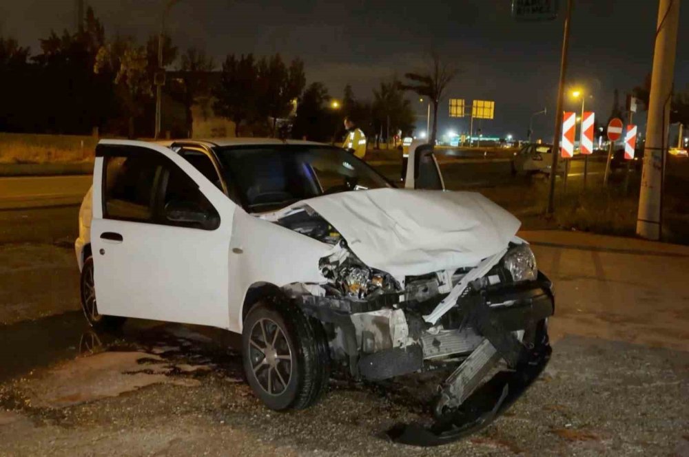 Aksaray'da 2.30 Promil Alkollü Sürücü Park Halindeki Araca Çarptı