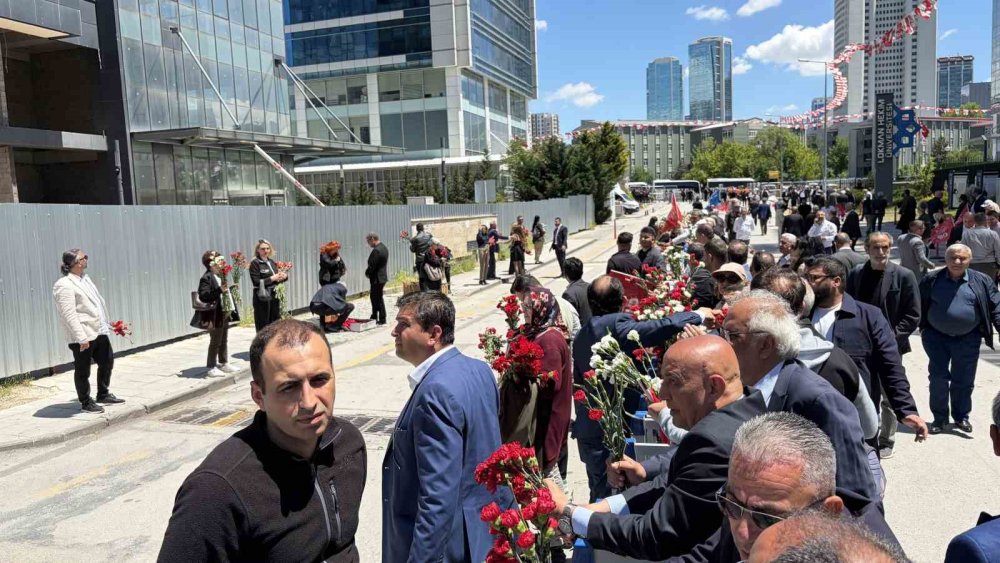 CHP Genel Başkanı Kılıçdaroğlu, Genel Merkez’de çiçeklerle karşılandı