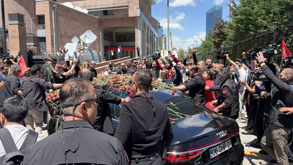 CHP Genel Başkanı Kılıçdaroğlu, Genel Merkez’de çiçeklerle karşılandı