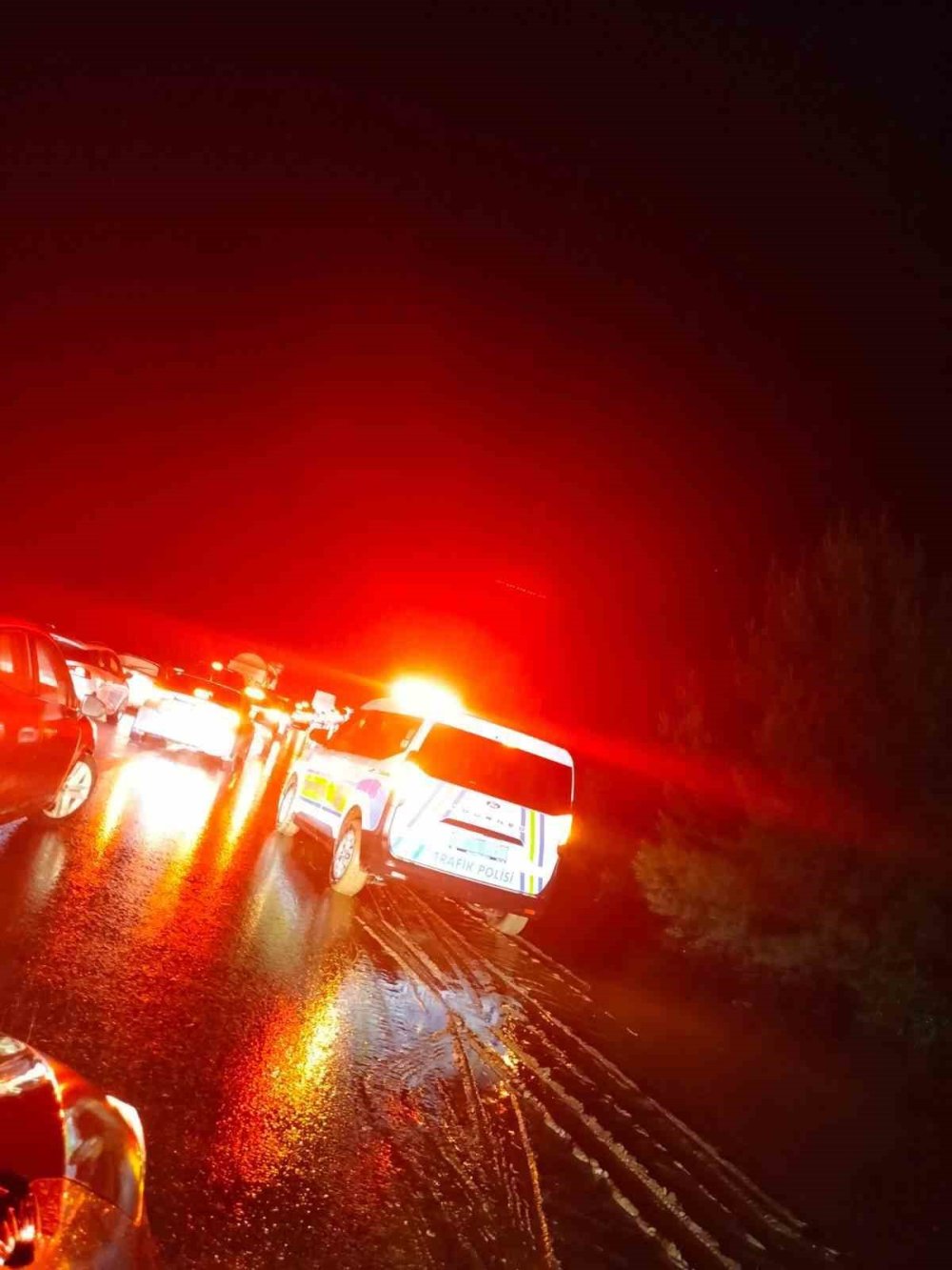 Dere taştı yol tek şeride düştü