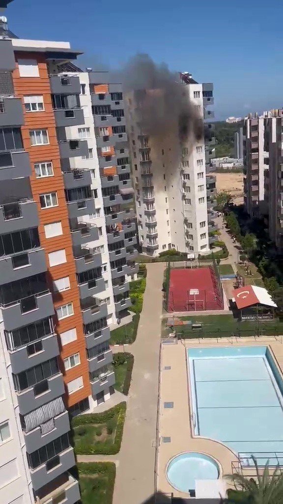 Oyun oynarken yakılan mum daireyi küle çevirdi