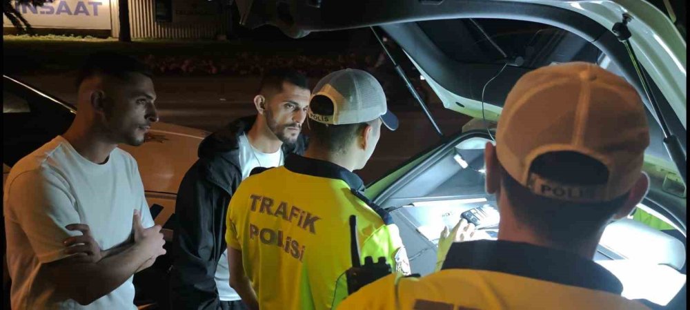 Camdan sarkarak trafiği tehlikeye atan genç polis denetimine takıldı