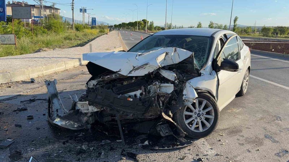 Faciadan dönüldü! Otomobil Konya plakalı tur otobüsüne çarptı
