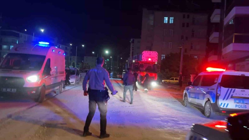 Ambulanstan fırlayıp gazeteciye saldırdı