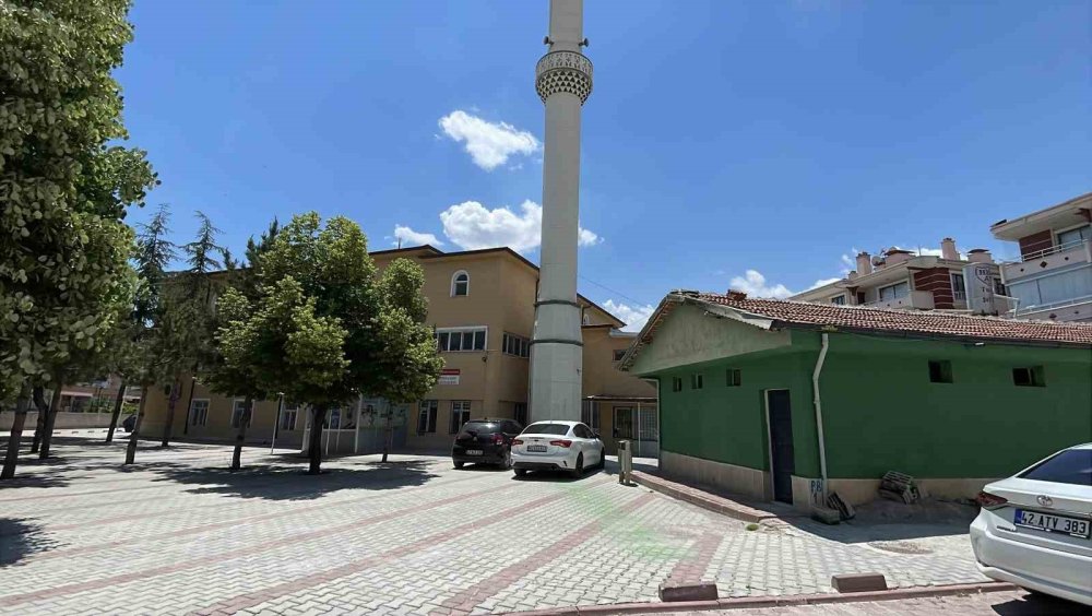Önce Süslendiler Sonra Kamerayı Çaldılar