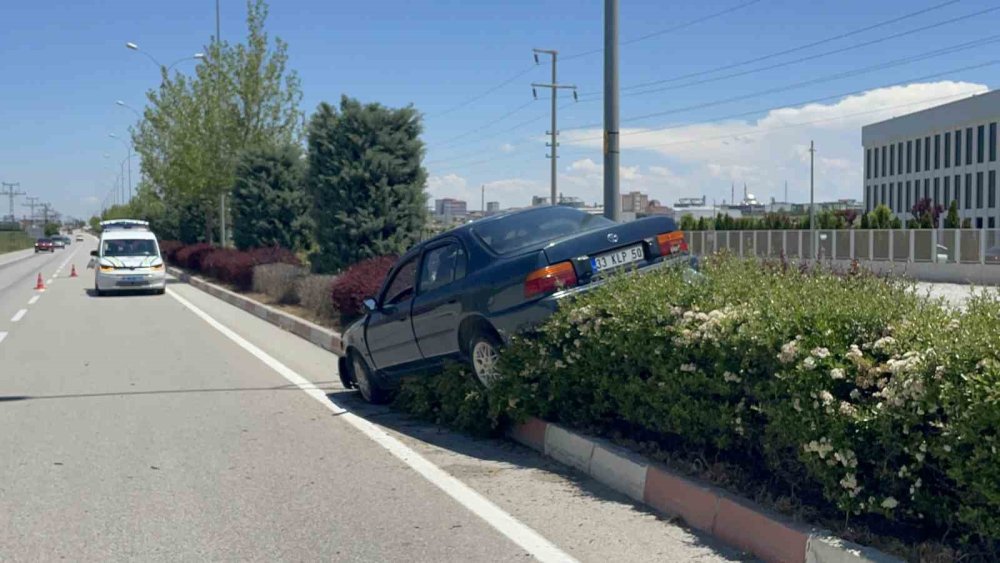 Kontrolden Çıkan Otomobil Refüje Çıktı: Baba ve Kızları Yaralandı