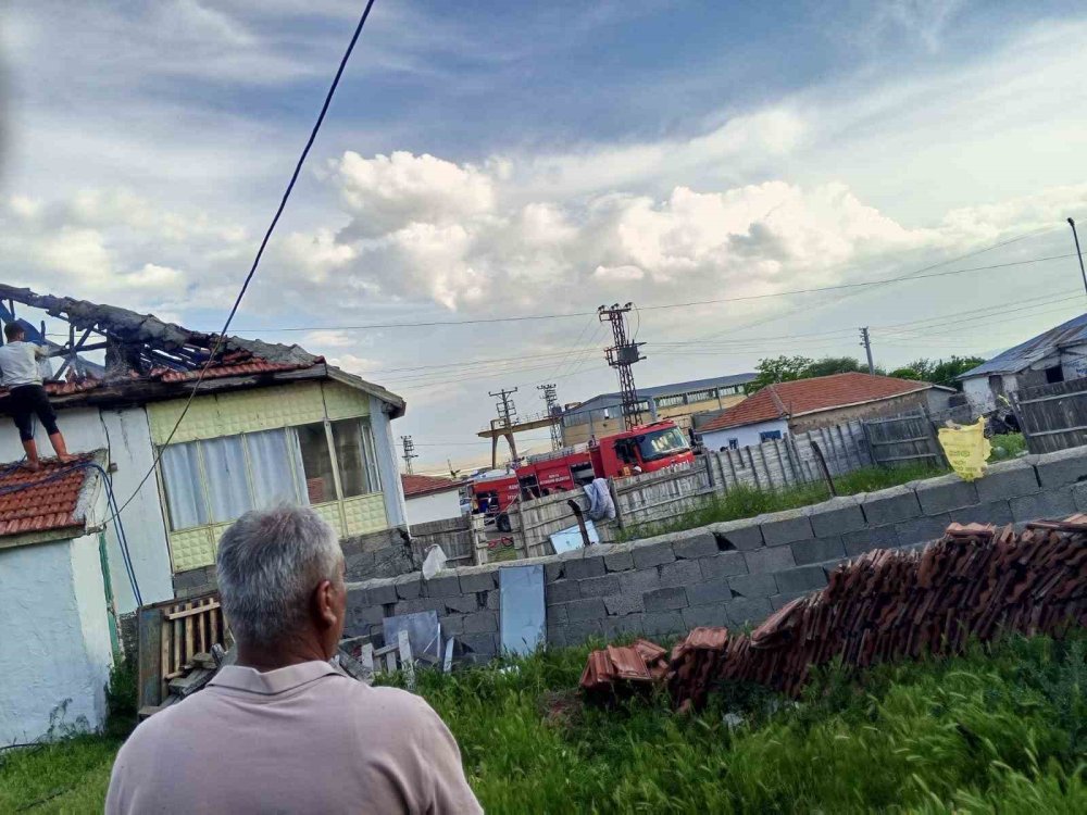 Mahallede panik anları! Muhtarın evinde yangın çıktı