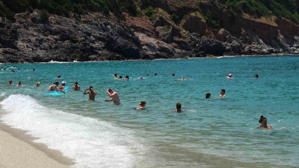 Kleopatra Plajı turistlerle doldu taştı
