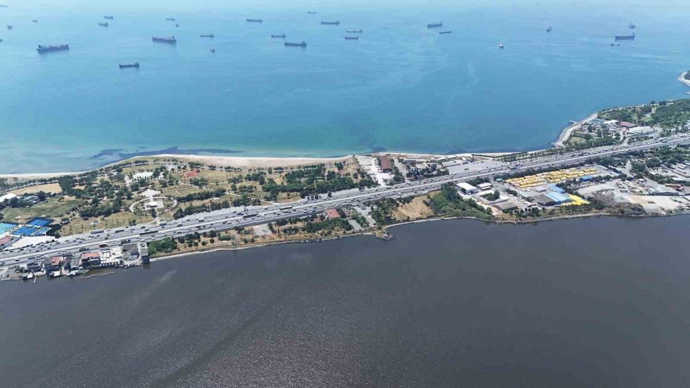Küçükçekmece Can Çekişiyor: Deniz Mavi, Göl Kahverengi!