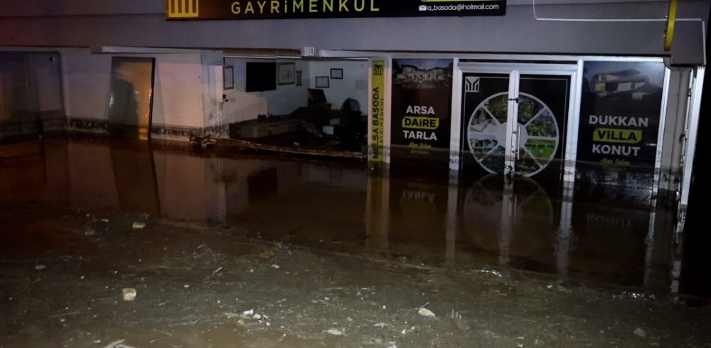 Konya'da Dağdan Gelen Sel Mahalleyi Yuttu