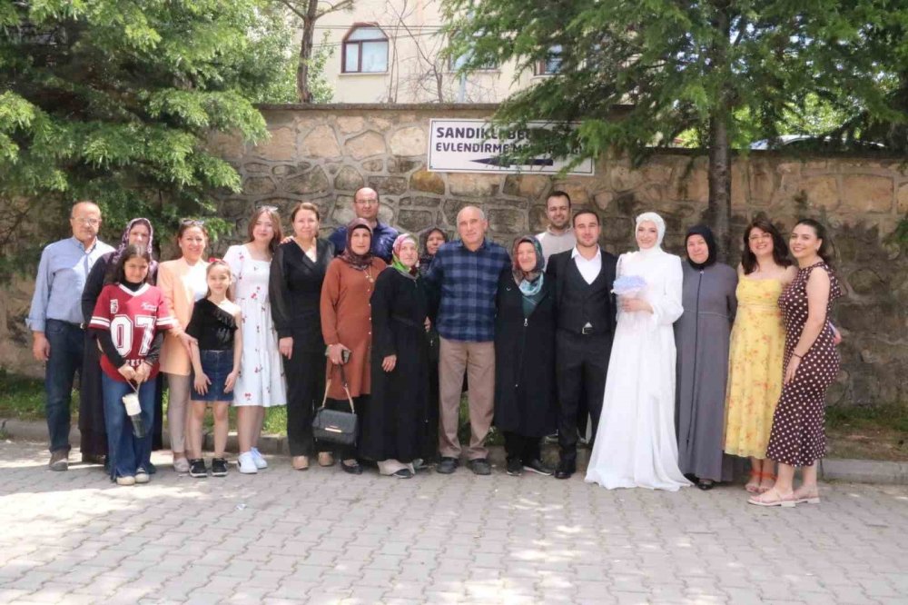 Afyon tüm 6'ları bir araya getirip nikah salonuna koştu