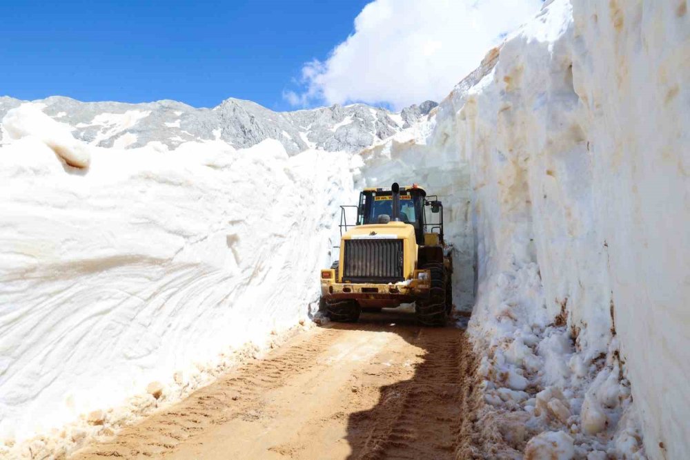 Antalya'da Zıt Mevsimler: Bir Yanda 35 Derece Bir Yanda 10 Metre Kar