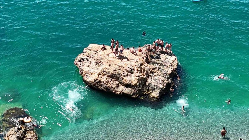 Antalya'da Zıt Mevsimler: Bir Yanda 35 Derece Bir Yanda 10 Metre Kar