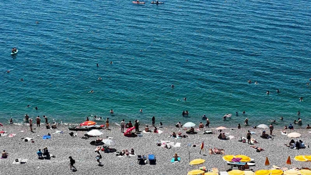 Antalya'da Zıt Mevsimler: Bir Yanda 35 Derece Bir Yanda 10 Metre Kar