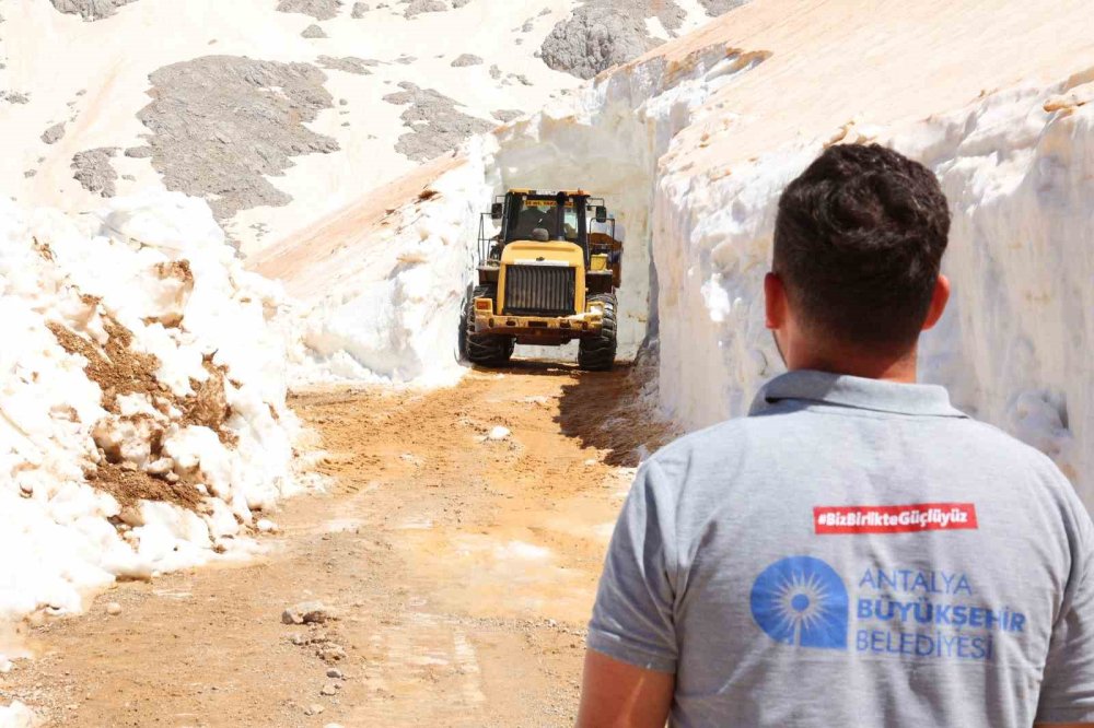 Antalya'da Zıt Mevsimler: Bir Yanda 35 Derece Bir Yanda 10 Metre Kar