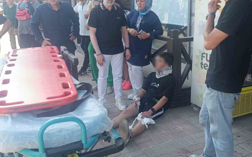 Palmiyeye çarpan Tofaş hurdaya döndü