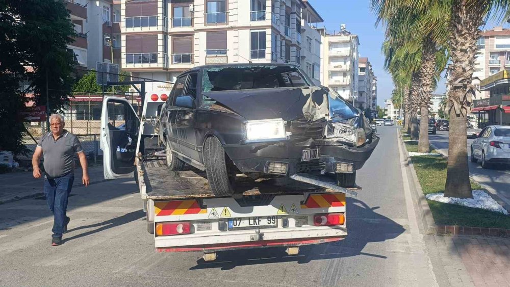 Palmiyeye çarpan Tofaş hurdaya döndü