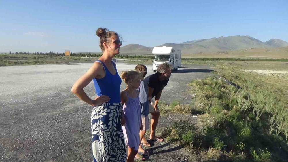 Acıgöl’ün Tuzlu Suyu Hollandalı Aileyi Büyüledi