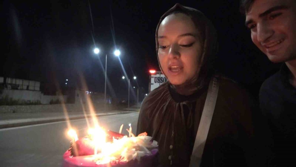 Eşinin doğum günü için 25 metrelik tırı kapladı