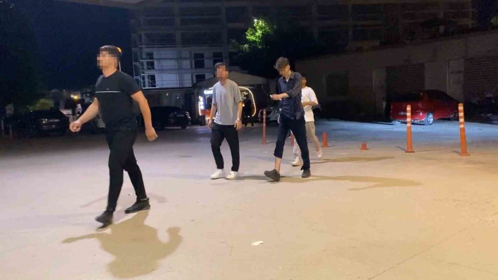 Parkta oturan gençlere kurşun yağdırdı: 10 yaralı