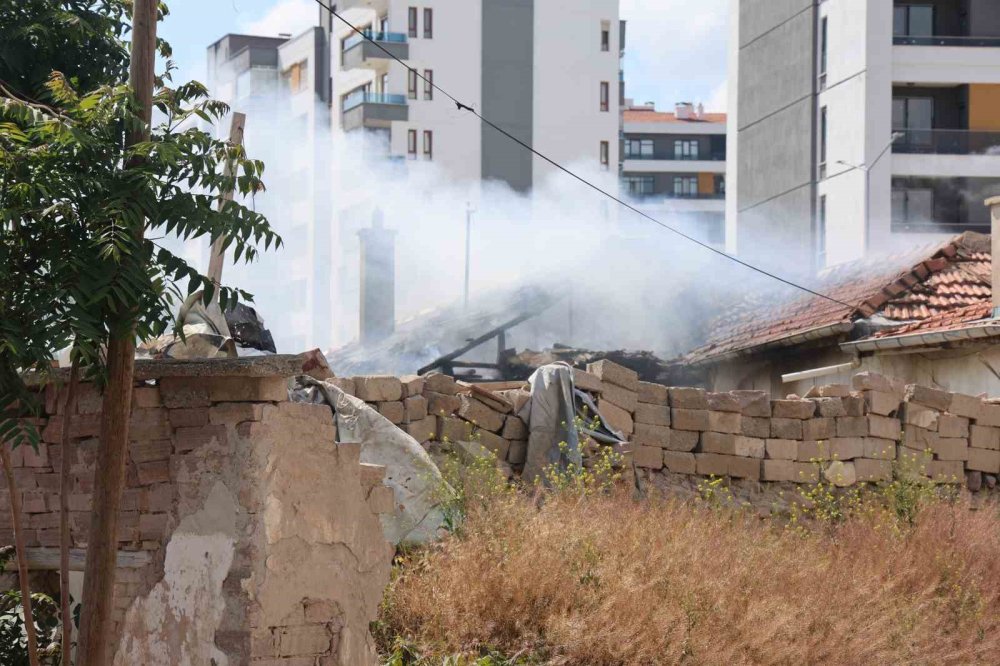 Selçuklu'da Müstakil Ev Yangını: Ekipler Müdahale Etti
