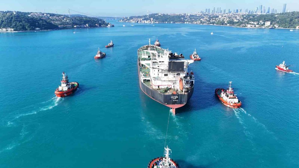 Ukrayna’nın vurduğu dev tanker İstanbul Boğazı’ndan geçirildi