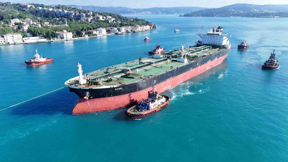 Ukrayna’nın vurduğu dev tanker İstanbul Boğazı’ndan geçirildi