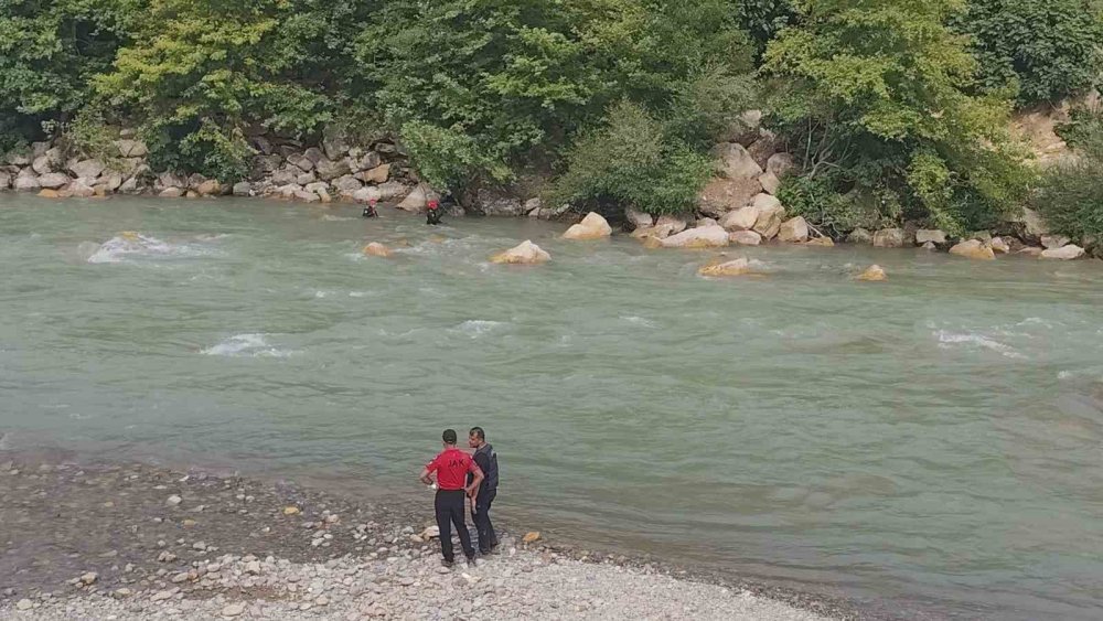 Manavgat'ta suya girdi Alanya'da aramalar sürüyor