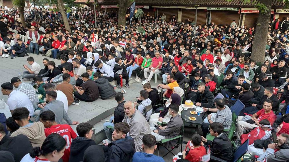 Kapu Camii Önünde Futbol Şöleni: Konyalılar Dünya Kupası’nı Meydanda İzledi