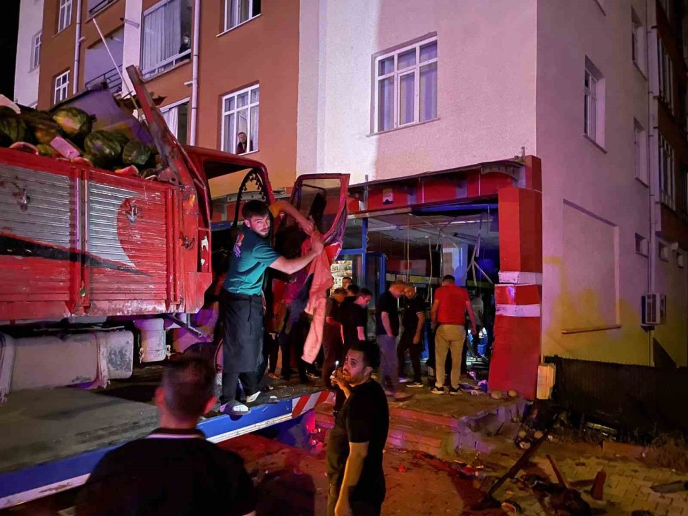 Konya’da Karpuz Yüklü Kamyon BİM'e Girdi: Sürücü Ağır Yaralı