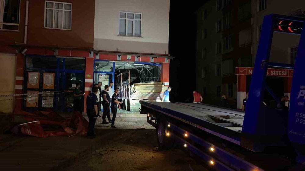 Konya’da Karpuz Yüklü Kamyon BİM'e Girdi: Sürücü Ağır Yaralı
